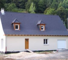 Vue de la maison avec son crépi tout frais!