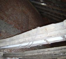 Fini d'enlever toutes les planches qui faisaient plancher &agrave; l'&eacute;tage