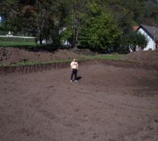 Moi en plein milieu du terrassement de la géothermie, 350 m² décaissés sur 80 cm de profondeur