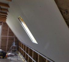 Vue des premières plaques posées avec l'ouverture du velux de mon futur bureau!