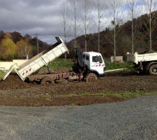 Le pauvre conducteur d'un des camions me déposant gracieusement du remblais, embourbé à cause du terrain meuble et humide!