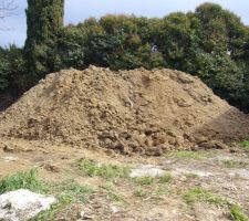 Terre enlev&eacute;e suite au fouilles