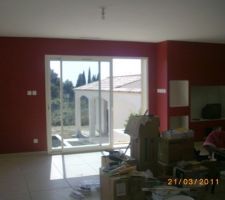 Le s&eacute;jour c&ocirc;t&eacute; sud face a la piscine
rouge bigarreau