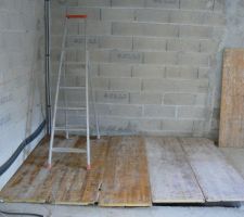 Mon plancher improvisé!! sur la cage d'escalier.
