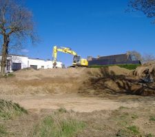 Une pelle de 20 tonnes, un pote "pilote de transformer" comme dit mon fils, ca donne un gros trou et un beau tas de terre.
