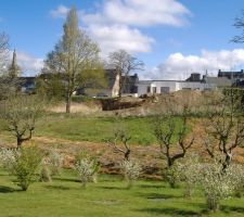 Le terrain vue de plus loin, beau tas de terre non?
Et voici la preuve qu'il fait beau en Bretagne!!!