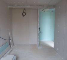 Notre future chb vue sur placard ( g) sdb (d)
