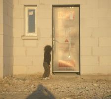 La porte est bleu-gris ardoisée.