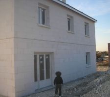 La menuiserie est posée. La maison est hors d'eau, hors d'air.