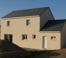 Enduit terminé, façade arrière baignée dans le soleil de fin de journée