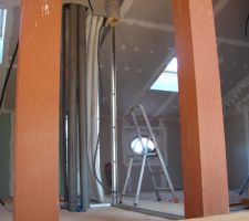 Etage sous rampant, gaines du PC et conduits sanitaires, placo et cloisons en cours