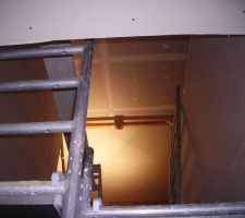 Cage d escalier vers comble