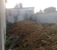Le tas de terre provisoirement stocké