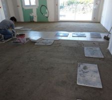 Pose du carrelage dans le séjour