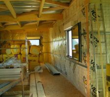L'étage est terminé pour les murs .... enfin la première couche !
Pare vapeur posé ... c'est long !