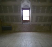 La chambre attend d'etre peinte..