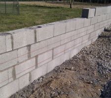 Les 3 traits rouges.
Le 1er correspond au galet.
Le 2eme &agrave; l'isolation.
Le 3eme la dalle.