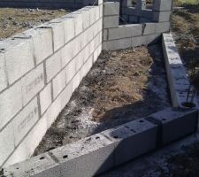 &ccedil;a y est, 1er rang de parpaing au niveau de la terrasse de la cuisine