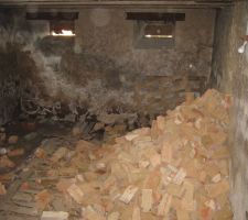 Démolition des espaces intérieurs (remblayage de la cave)