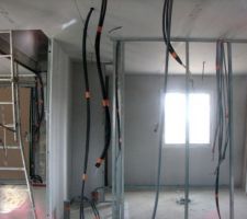 à gauche, entrée et future cage d' escalier, au milieu futur wc, à droite futur bureau