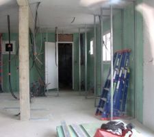 Vue sur futur cellier et cuisine, ainsi qu' à gauche futur salle de bain cf là où il y a la petite fenêtre