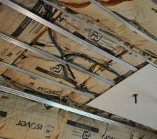 Vu du plafond du "grenier" avce pose en cour du placo pour le plafond- on voit bien l'isolation et le passage des cables &eacute;lectriques
