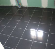 Carrelage fraichement lavé dans SDB, trop beau!