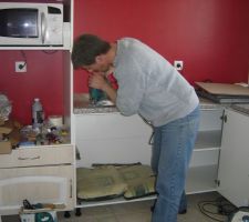 Installation de la cuisine : d&eacute;coupe pour mettre la plaque &eacute;lectrique
