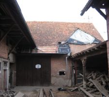 Démolition des granges reposant sur la notre (à droite et à gauche)