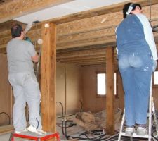 On continue les cloisons du plafond ... grace aux 2 spécialistes de la photo (ma soeur et moi) qui ont une énorme expérience (2 m 60 de posé en 1h30) ...