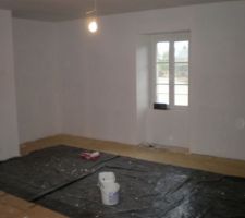 Premieres couches de peinture chambre 2
