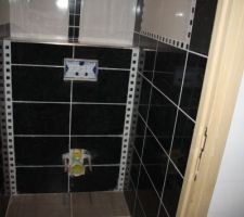 La pose des fa&iuml;ences ds le WC est termin&eacute;e 3