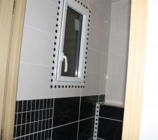 La pose des fa&iuml;ences ds le WC est termin&eacute;e 5