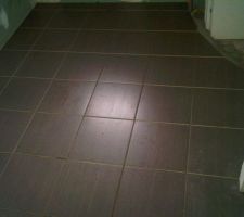 Pose du carrelage de la salle de bain de l'étage