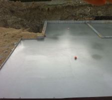 La dalle avec un beton BAN ( betonauto nivelan) je ferais mettre une resine par dessus en fin de chantier