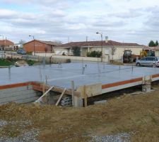 La dalle est enfin coulée. Après 15 jours de séchage, les murs serons montés.