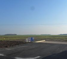 Goudron posé et panneau constructeur aussi