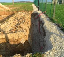 Re boulette du terrassier sur l'autre lot voisin il creuse la moitiée du chemin communal... Grosse Boulette !