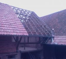 Démolition des granges reposant sur la notre (à gauche)