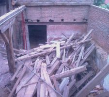 Démolition des granges reposant sur la notre (à droite)