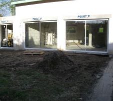 Jardin arrière avec la semelle de la clôture