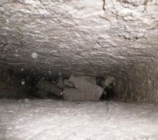 Pour éviter de consommer trop de sac de vermiculite, j'ai au 1er etage balancer des bouteilles plastique. Au 1er, le pignon sera isoler entièrement, et le conduit fait plus 1m50 de large