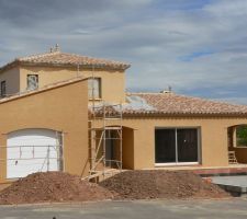 Le crépi tout frais de la façade principale. Le garage a été fait en dernier.