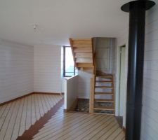 Chambre enfants, parquet et cage d'escalier semi ouverte