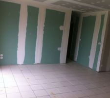 Carrelage du salon, en attente des joints