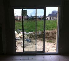 Baie vitr&eacute;e, vu sur le devant du terrain