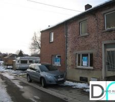 Façade de la maison donnant sur la rue.