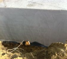 Les murs du sous sol enduitts avec de l imperfon pour etancheifier