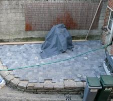 Petite terrasse en pavés gris