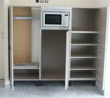 Il y en a des rangements, emplacement du frigo à gauche et du congélateur au milieu